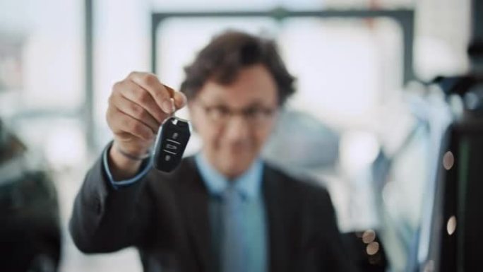 SLO MO汽车推销员在汽车陈列室展示汽车钥匙