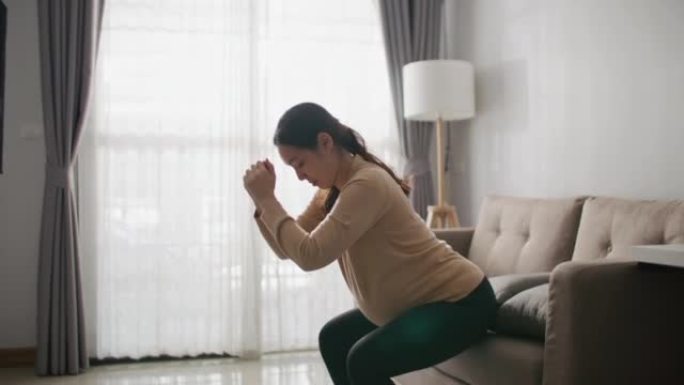 孕妇在客厅锻炼孕妇在客厅锻炼