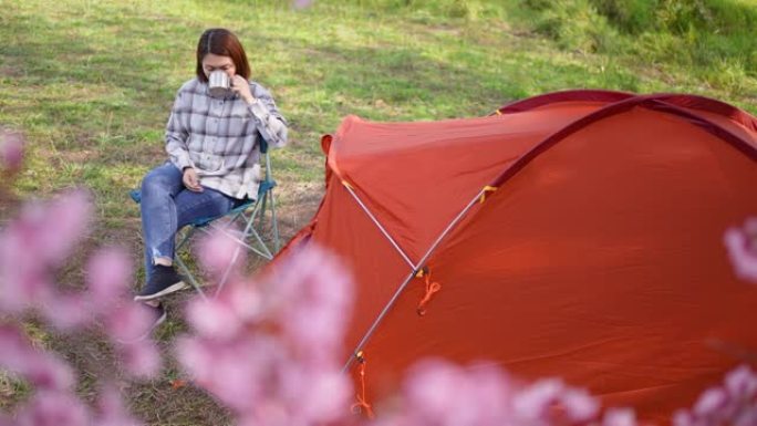 女人在山上露营，在放松时间喝咖啡