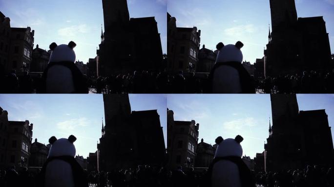 捷克布拉格老城广场的大熊猫街头表演者。缓慢的运动。