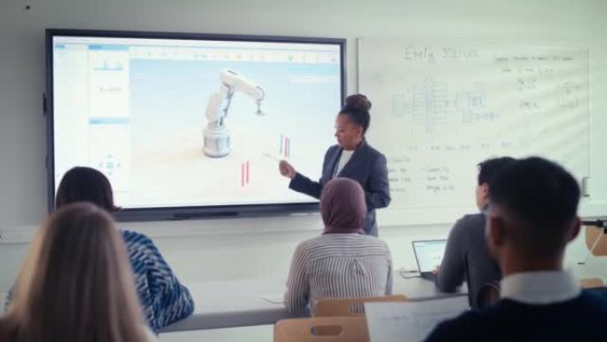 女教育家站在投影屏幕旁，向不同的学生解释机器人技术的创新。教育理念中的计算机科学与现代技术