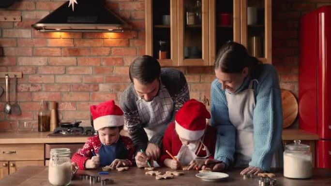 带孩子的家庭穿着围裙在厨房准备圣诞饼干
