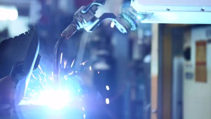 智能工业机器人手臂是数字化工厂生产技术的焊接试运行程序。工业