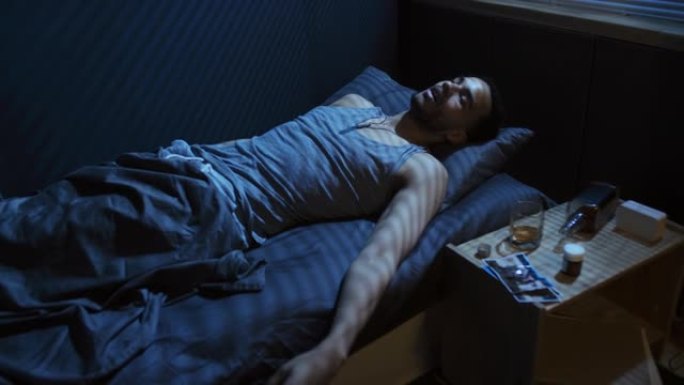 年轻人经历噩梦外国人躺在床上睡觉视频素材