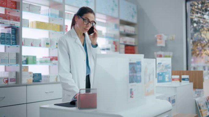 药房药房柜台: 乐于助人的高加索女药剂师的肖像与客户在手机上交谈，提供药物建议，使用计算机，检查处方