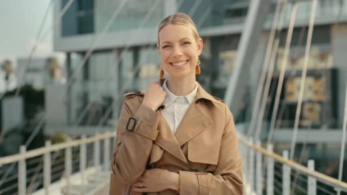 早上在加拿大市步行上班的桥上，一个女人的快乐，微笑和肖像。商业、企业和工人在旅行期间自由地从事职业或