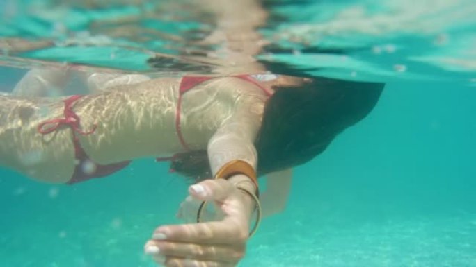 两名迷人的年轻女性在意大利度假期间在海洋中游泳的4k视频片段