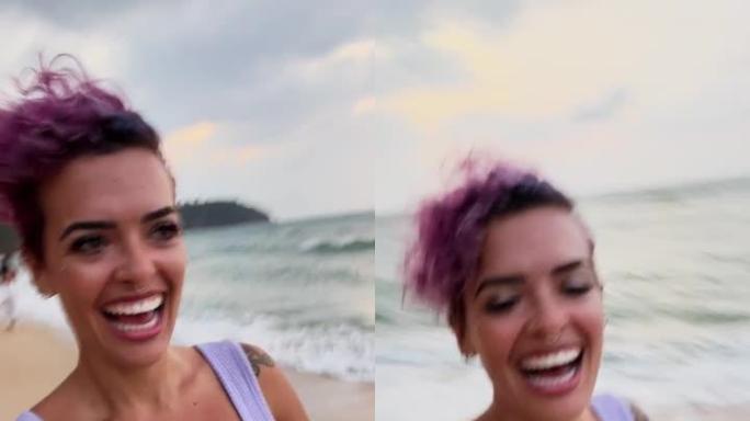 微笑的女人在海滩上玩得开心