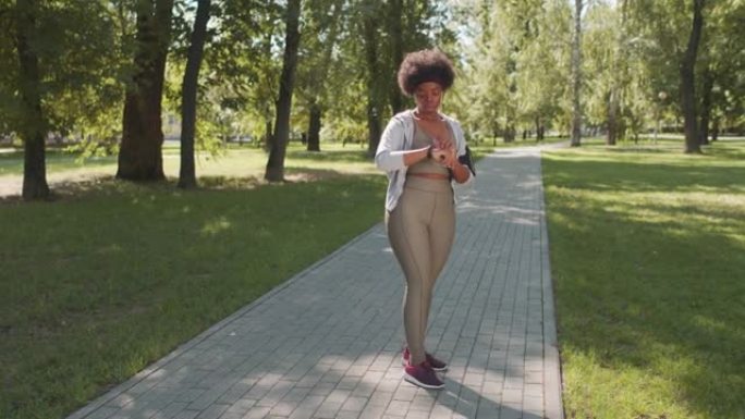 非裔美国胖女人在户外慢跑