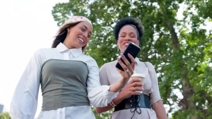 有电话的朋友，社交媒体上有趣的模因，在咖啡休息时间，交流和技术期间在户外放松。女人在城市里在一起，用