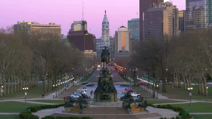 时光流逝:费城市政厅沿着本杰明富兰克林Pkwy从洛基台阶与城市中心天际线摩天大楼在市中心美国日落黄昏