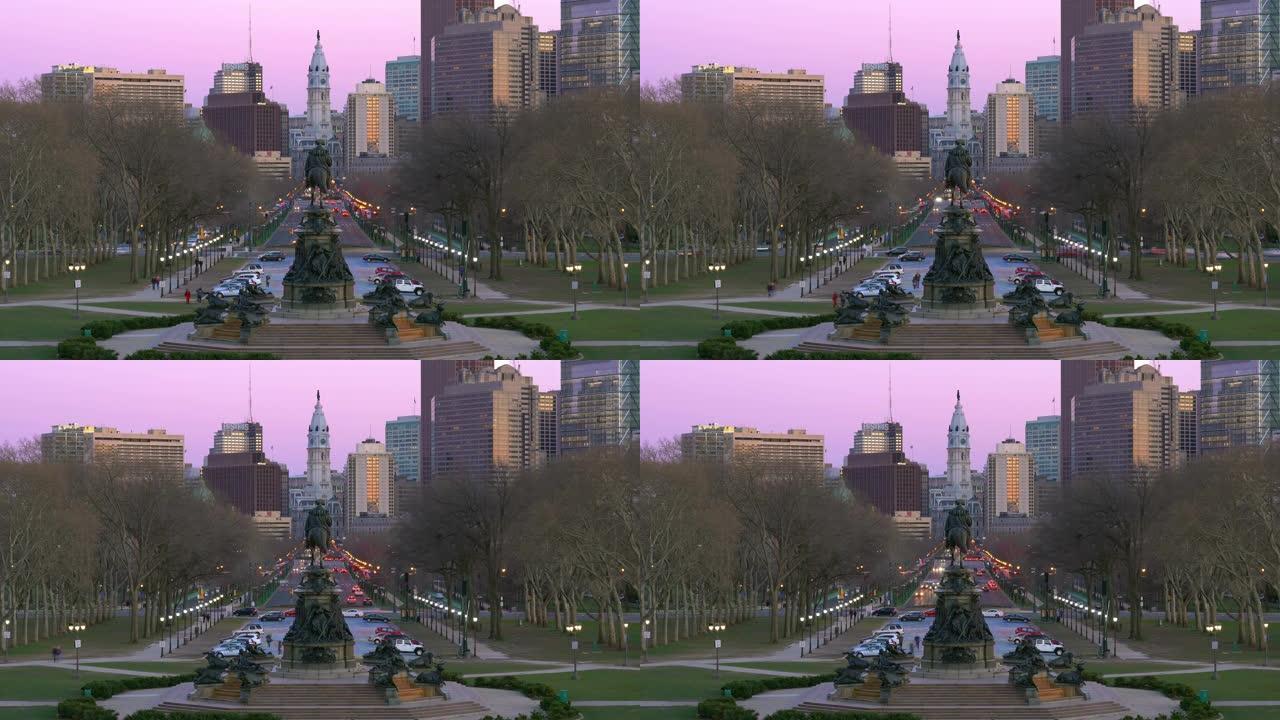 时光流逝:费城市政厅沿着本杰明富兰克林Pkwy从洛基台阶与城市中心天际线摩天大楼在市中心美国日落黄昏