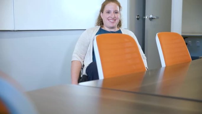 办公室会议室坐轮椅的女人