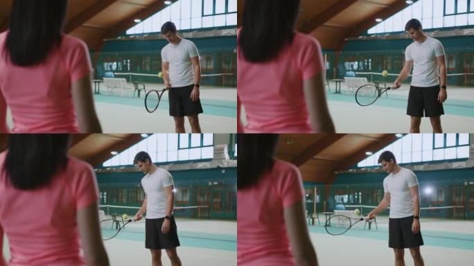 年轻的男教练在网球场的球拍上穿着统一的弹跳球