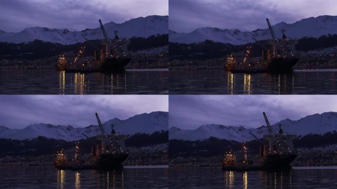 日落时抵达乌斯怀亚港，从阿根廷巴塔哥尼亚火地岛比格尔海峡的一艘船上看到。4k分辨率。
