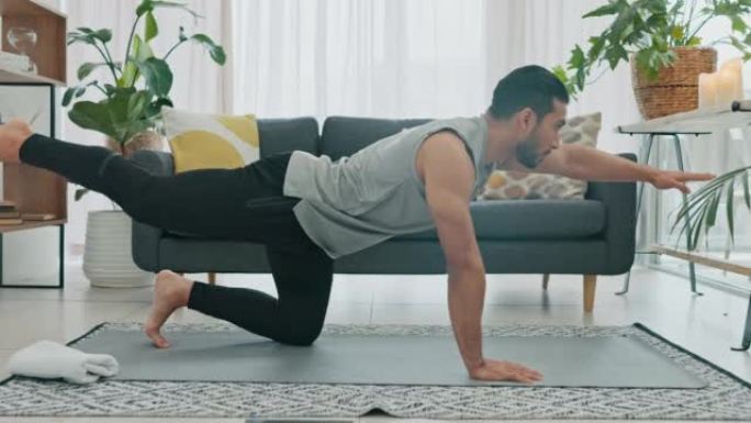 亚洲男子，瑜伽和普拉提在客厅锻炼，家庭室内锻炼，在禁闭训练或健康健身。健康的禅宗运动，整体能量或放松