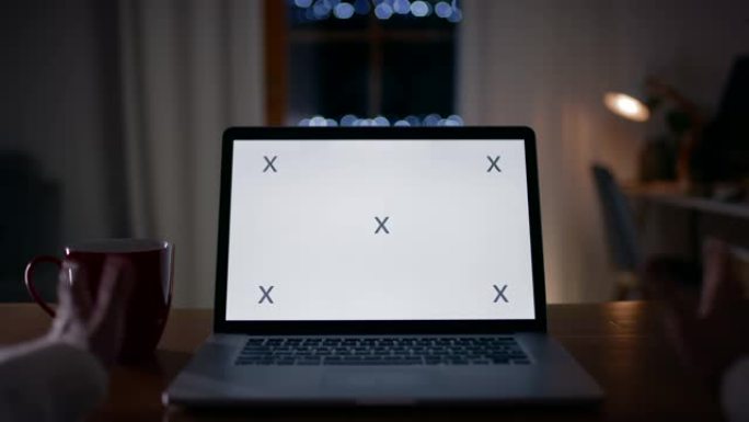 POV无法识别的女人在带有色度键屏幕的笔记本电脑上进行视频通话