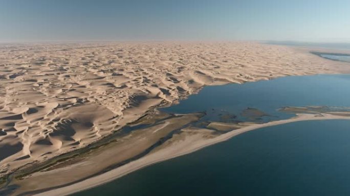 桑威奇港的高鸟瞰图，无尽的沙丘在纳米布沙漠中与大西洋交汇