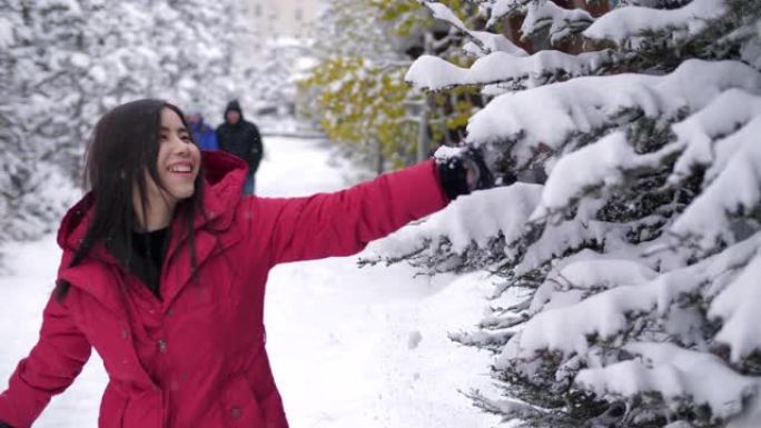 年轻女子喜欢下雪的冬日