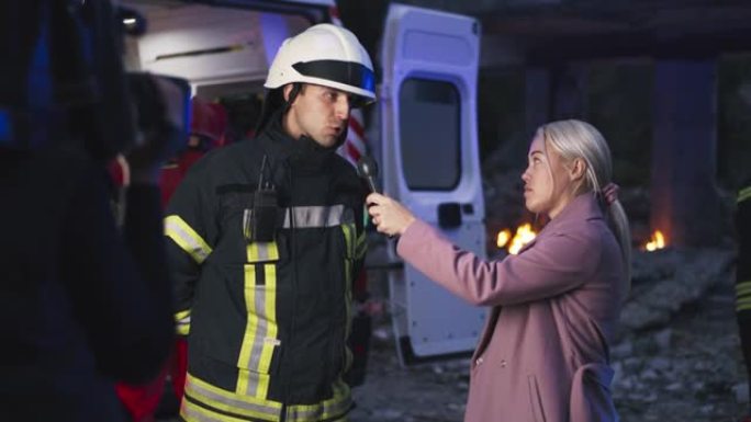 女记者晚上采访救援人员