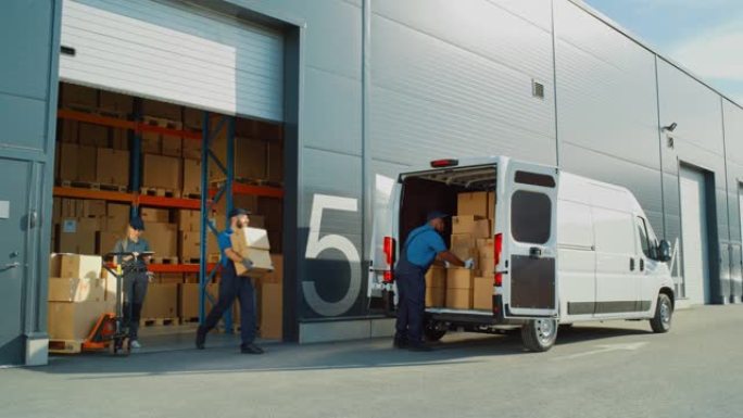 在物流零售商仓库外，经理使用平板电脑，各种工人用纸板箱装载送货卡车。在线订单、采购、电子商务商品。宽