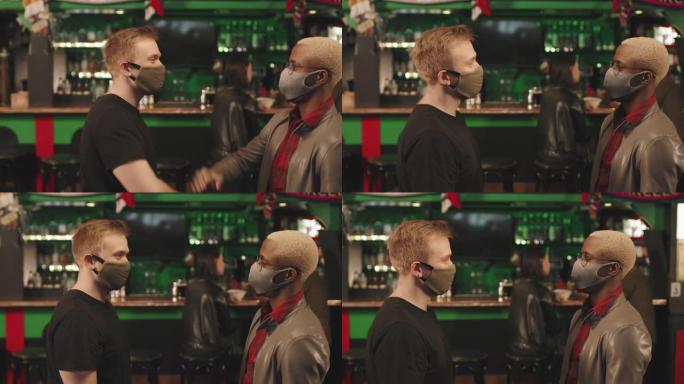 戴着面具的男人在酒吧互相问候