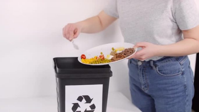将有机食物垃圾分类到容器