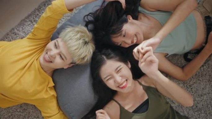 女性朋友在一起玩得开心，做鬼脸和大笑