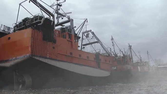 阿根廷巴塔哥尼亚里约内格罗省圣安东尼奥奥斯特退潮时的渔港。