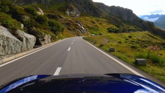 在山口公路上驶过隧道，隧道出口展示了周围令人惊叹的风景