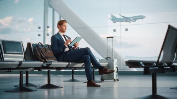 机场航站楼航班等待: 微笑的商人使用数字平板电脑进行电子商务，通过应用程序浏览互联网。旅行企业家在线