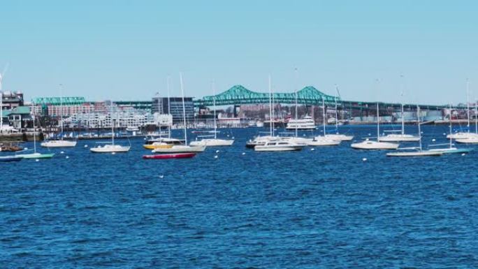美国许多帆船的波士顿港口的时间流逝