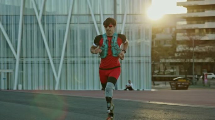 身体残疾的男运动员在下午晚些时候跑步