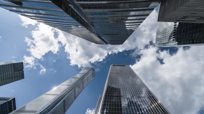 高公司建筑摩天大楼和天空的T/L低角度视图