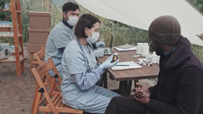 医务人员向难民提供药物