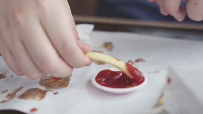 手工蘸法式番茄酱吃东西马铃薯片