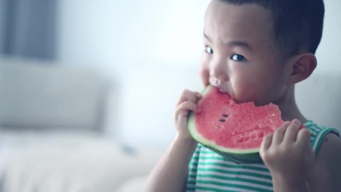 亚洲男婴吃西瓜夏季水果炎热吃西瓜
