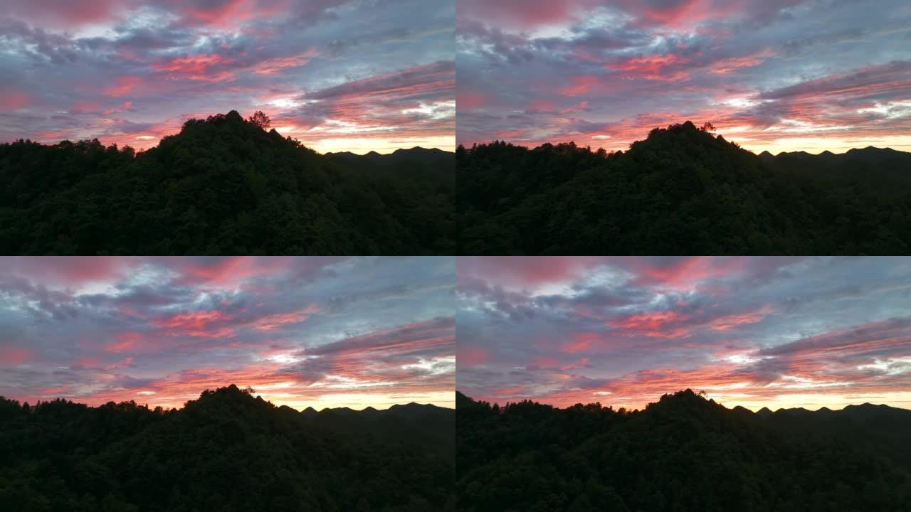 鸟瞰山日落与美丽的彩色云