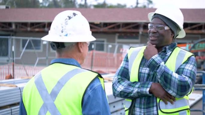 两名多种族建筑工人交谈