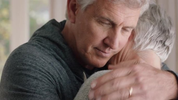 成熟男人拥抱悲伤的妻子分享坏消息夫妇拥抱压力大的退休婚姻问题4k镜头