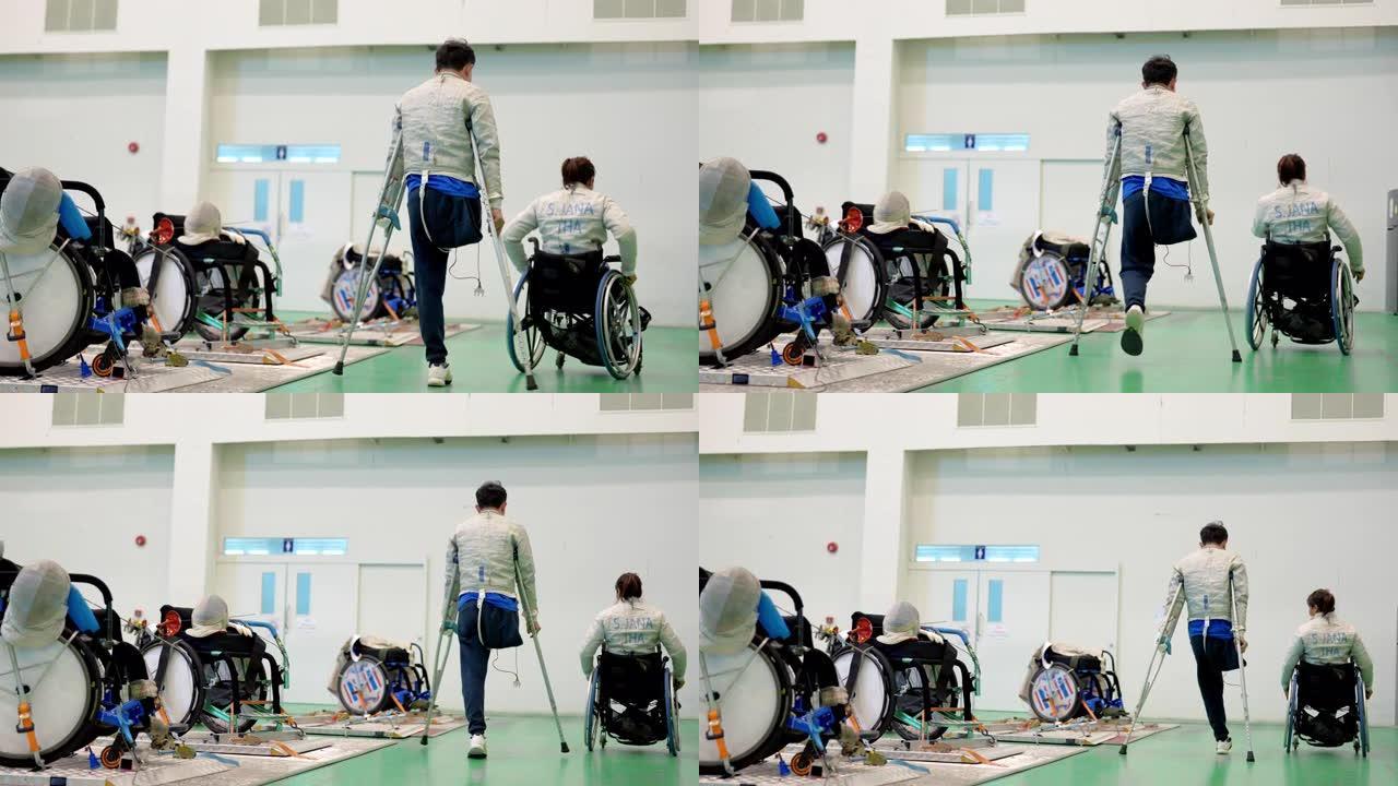 轮椅击剑运动员一起享受击剑比赛。