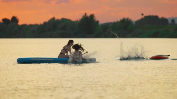 年轻女子和男孩在皮划艇时跳入河中