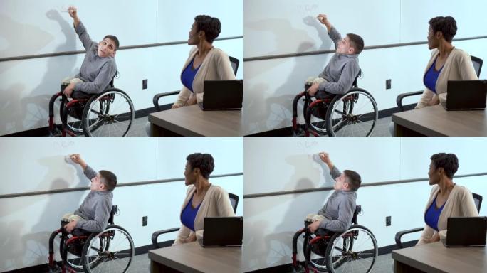 坐轮椅的男人，商务会议的女人，白板