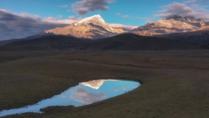 草原湿地折射雪山英姿