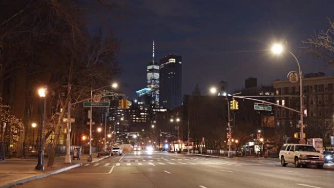 夜晚的自由塔与安静街道上的其他高层办公室摩天大楼组合在一起
