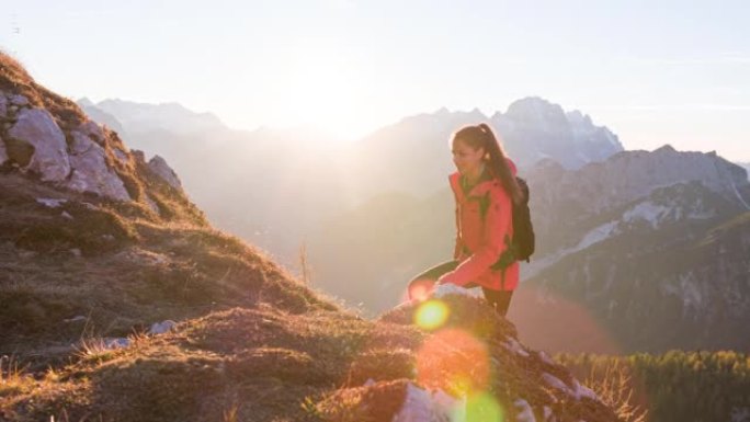 年轻女运动员徒步旅行落基山山脊环绕雄伟的山峰