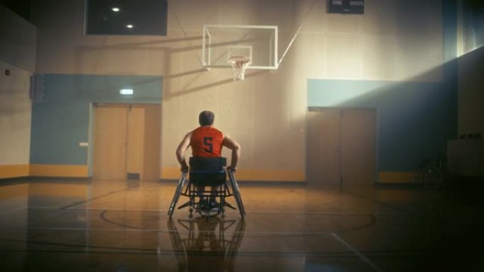 轮椅篮球比赛: 球员运球，成功射门，打进完美进球，举手庆祝。残疾人获胜的技能迅速移动