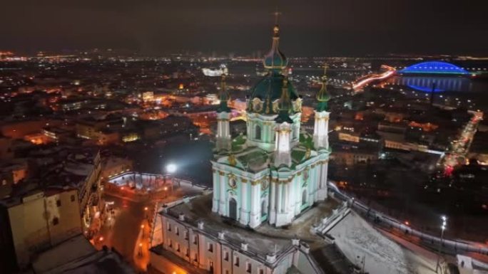 乌克兰基辅的夜间鸟瞰图。在圣安德鲁教堂周围飞行，可以看到乌克兰基辅的Podil和第聂伯河
