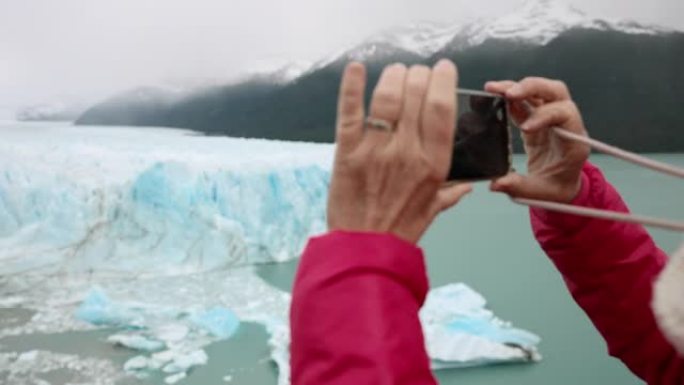 拍摄阿根廷佩里托·莫雷诺冰川的高级游客