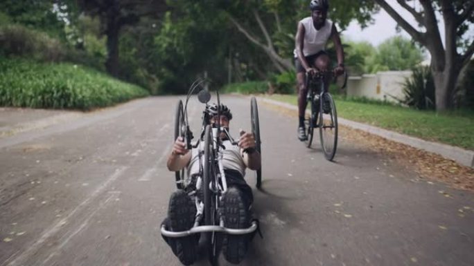 两个帅哥一起在外面骑自行车的4k视频片段